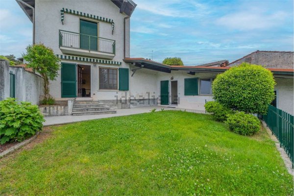 casa indipendente in vendita a Sesto Calende