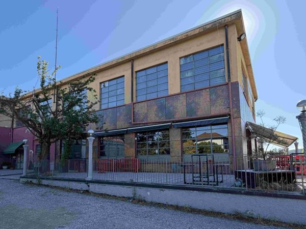 locale commerciale in vendita a Sesto Calende