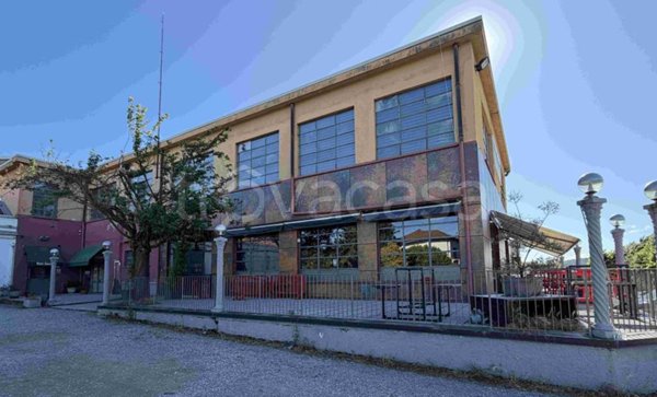 locale commerciale in vendita a Sesto Calende in zona Oneda