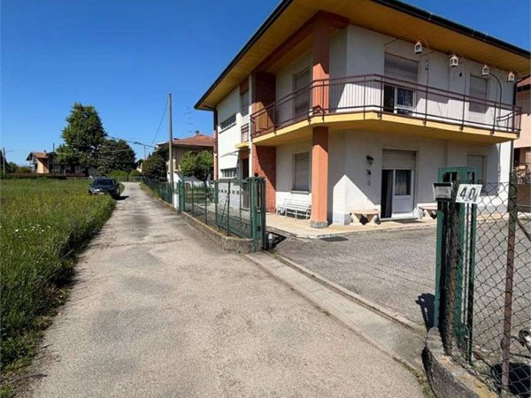 casa indipendente in vendita a Sesto Calende