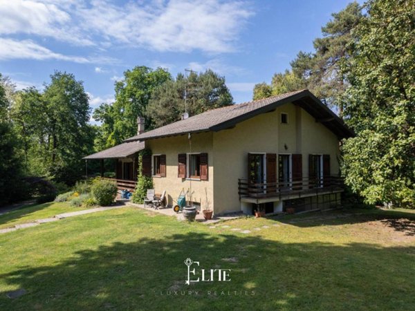 casa indipendente in vendita a Sesto Calende