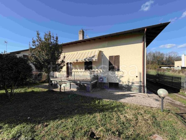 casa indipendente in vendita a Sesto Calende in zona Oneda