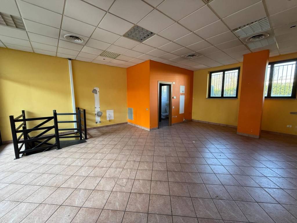 negozio in vendita a Sesto Calende