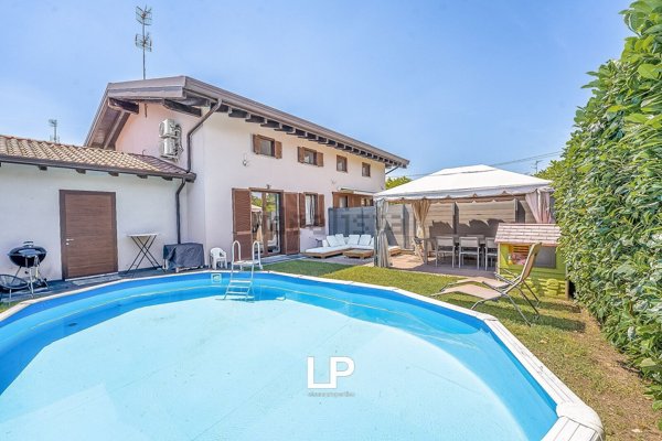 casa indipendente in vendita a Sesto Calende