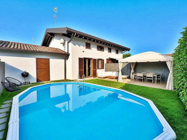 casa indipendente in vendita a Sesto Calende