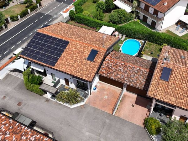 casa indipendente in vendita a Sesto Calende in zona Oriano