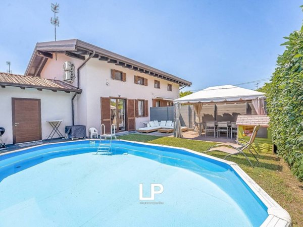 casa indipendente in vendita a Sesto Calende