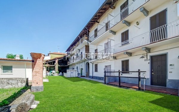 casa indipendente in vendita a Sesto Calende in zona Sant'Anna
