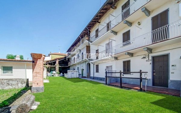 casa indipendente in vendita a Sesto Calende
