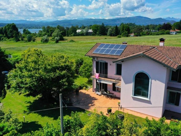 casa indipendente in vendita a Sesto Calende in zona Lisanza