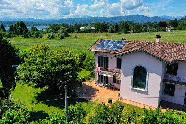 casa indipendente in vendita a Sesto Calende in zona Lisanza