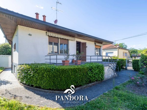 casa indipendente in vendita a Sesto Calende