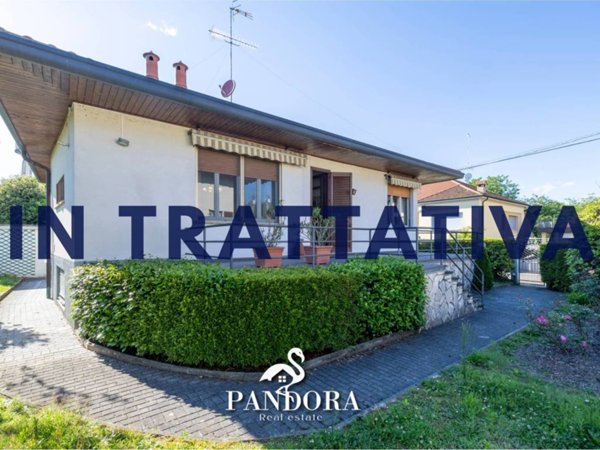casa indipendente in vendita a Sesto Calende