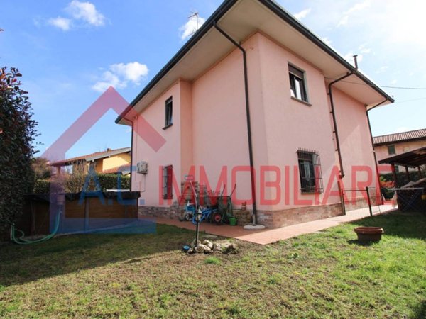 casa indipendente in vendita a Sesto Calende
