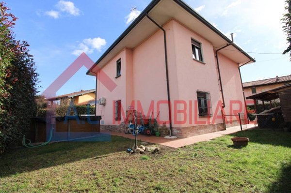 casa indipendente in vendita a Sesto Calende in zona Oca