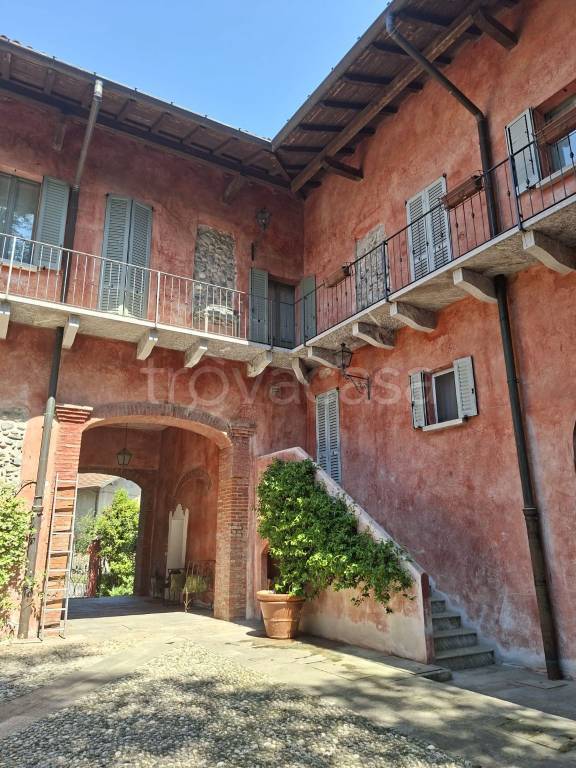 appartamento in vendita a Sesto Calende in zona Lentate