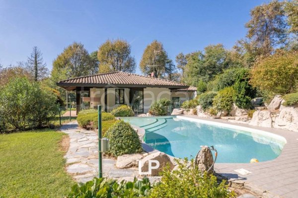 casa indipendente in vendita a Sesto Calende in zona Oneda