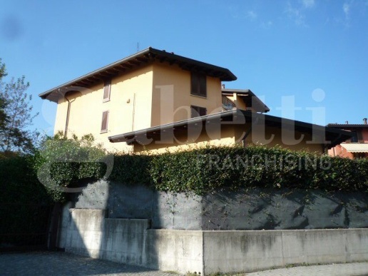 appartamento in vendita a Sesto Calende in zona Lisanza