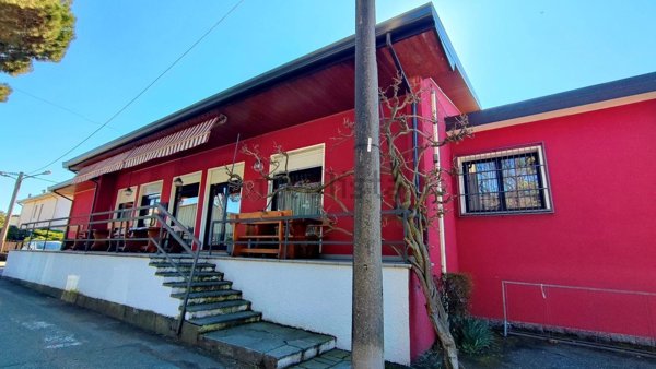 negozio in vendita a Sesto Calende in zona Oca