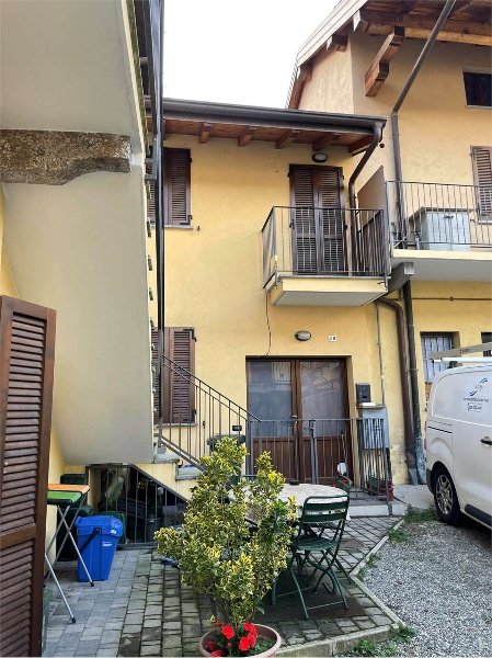 appartamento in vendita a Sesto Calende in zona Oneda