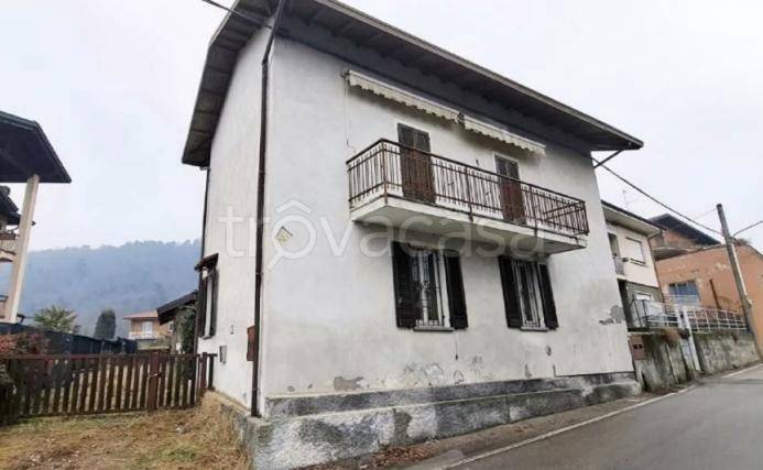 casa indipendente in vendita a Sesto Calende in zona Oca