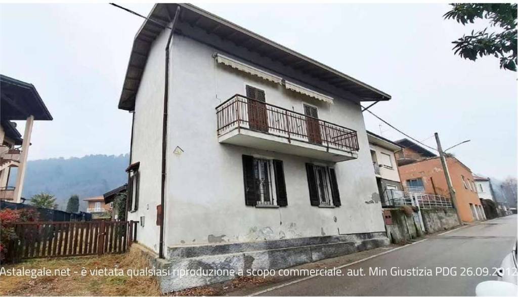 casa indipendente in vendita a Sesto Calende in zona Oca