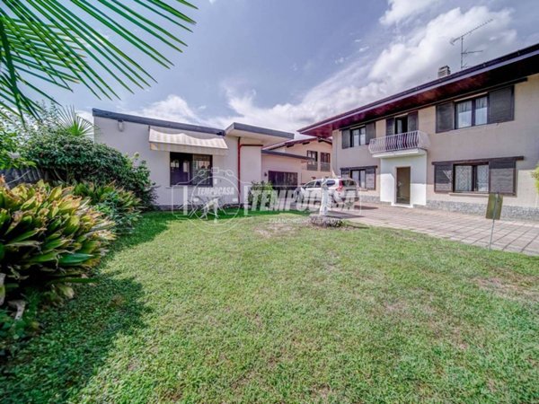 casa indipendente in vendita a Sesto Calende in zona Oriano