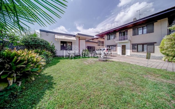 casa indipendente in vendita a Sesto Calende
