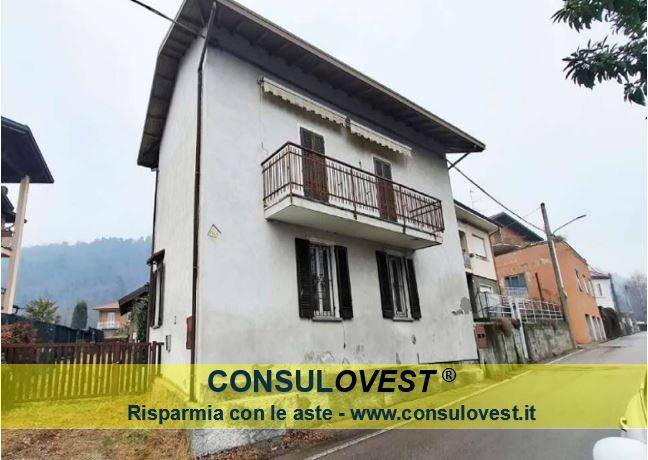 casa indipendente in vendita a Sesto Calende in zona Oca