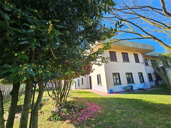 casa indipendente in vendita a Sesto Calende