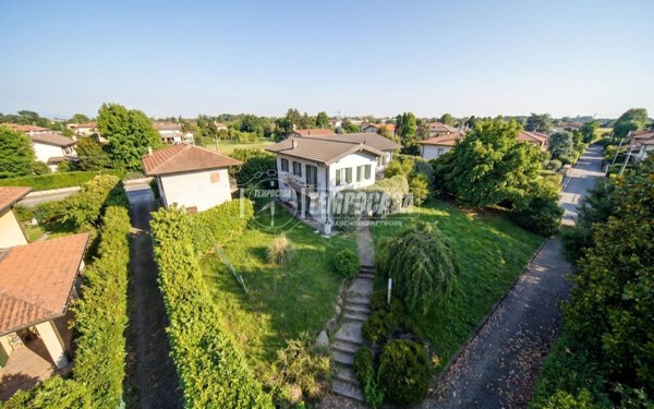 casa indipendente in vendita a Sesto Calende