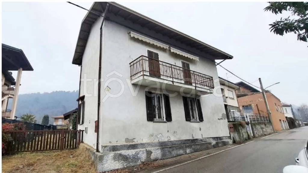casa indipendente in vendita a Sesto Calende in zona Oca