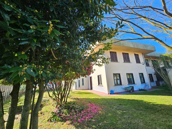 casa indipendente in vendita a Sesto Calende