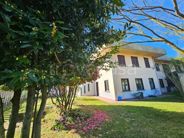casa indipendente in vendita a Sesto Calende