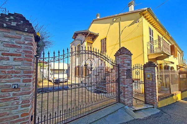 casa indipendente in vendita a Sesto Calende in zona Sant'Anna