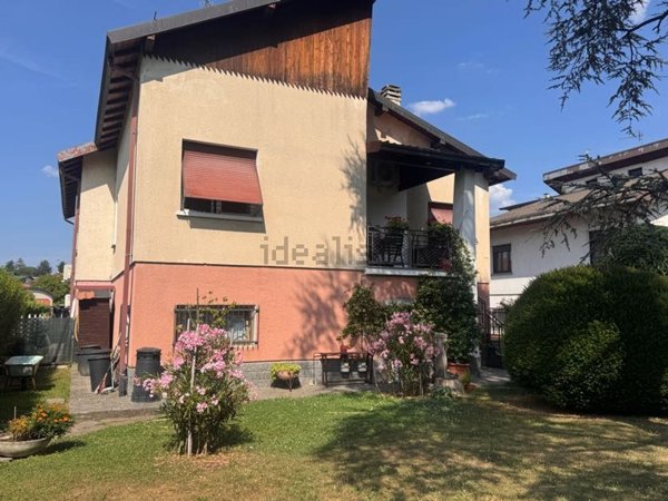 casa semindipendente in vendita a Sesto Calende