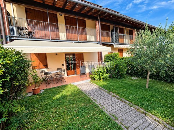 casa indipendente in vendita a Sesto Calende
