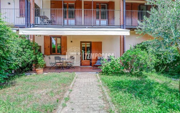 casa indipendente in vendita a Sesto Calende in zona Oca