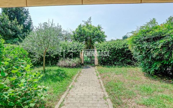 casa indipendente in vendita a Sesto Calende in zona Oca