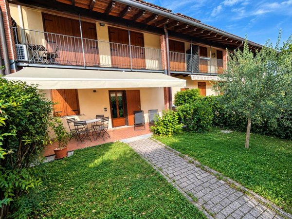casa indipendente in vendita a Sesto Calende in zona Oca