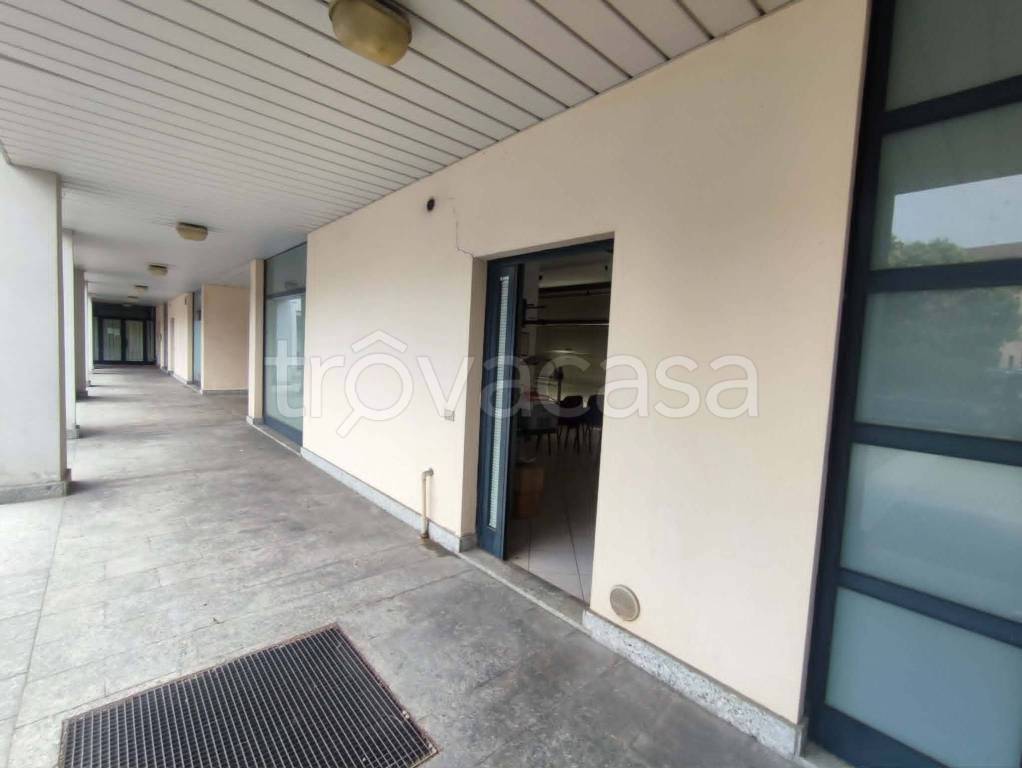 negozio in vendita a Sesto Calende in zona San Giorgio