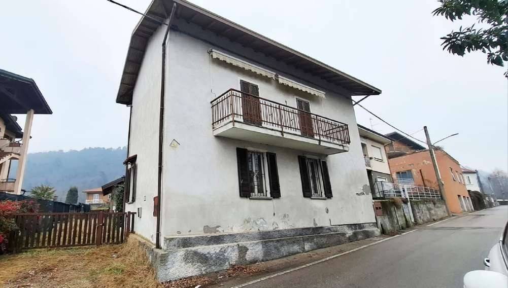 casa indipendente in vendita a Sesto Calende in zona Oca