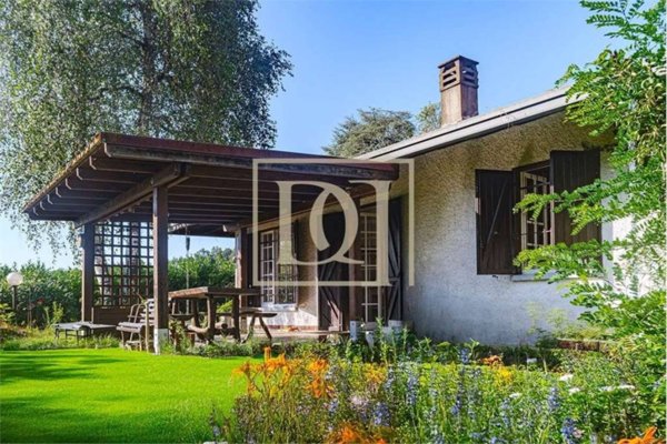 casa indipendente in vendita a Sesto Calende in zona Lisanza