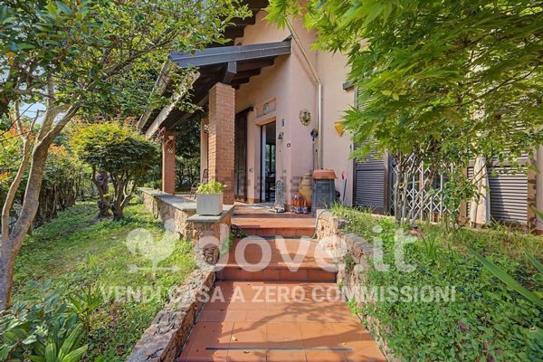 casa indipendente in vendita a Sesto Calende in zona Lisanza