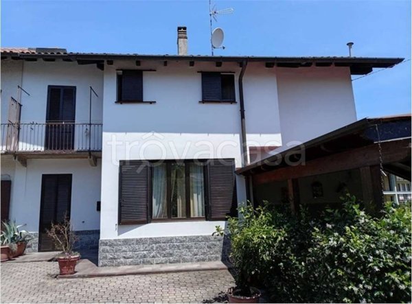 casa indipendente in vendita a Sesto Calende in zona Oca