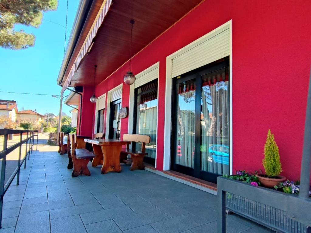negozio in vendita a Sesto Calende in zona Oca