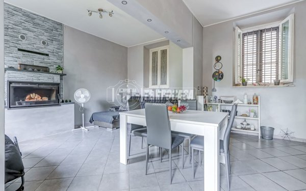 casa indipendente in vendita a Sesto Calende in zona Sant'Anna