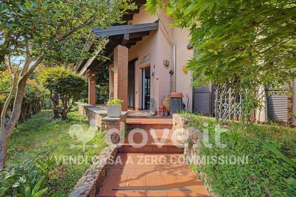 casa indipendente in vendita a Sesto Calende in zona Lisanza