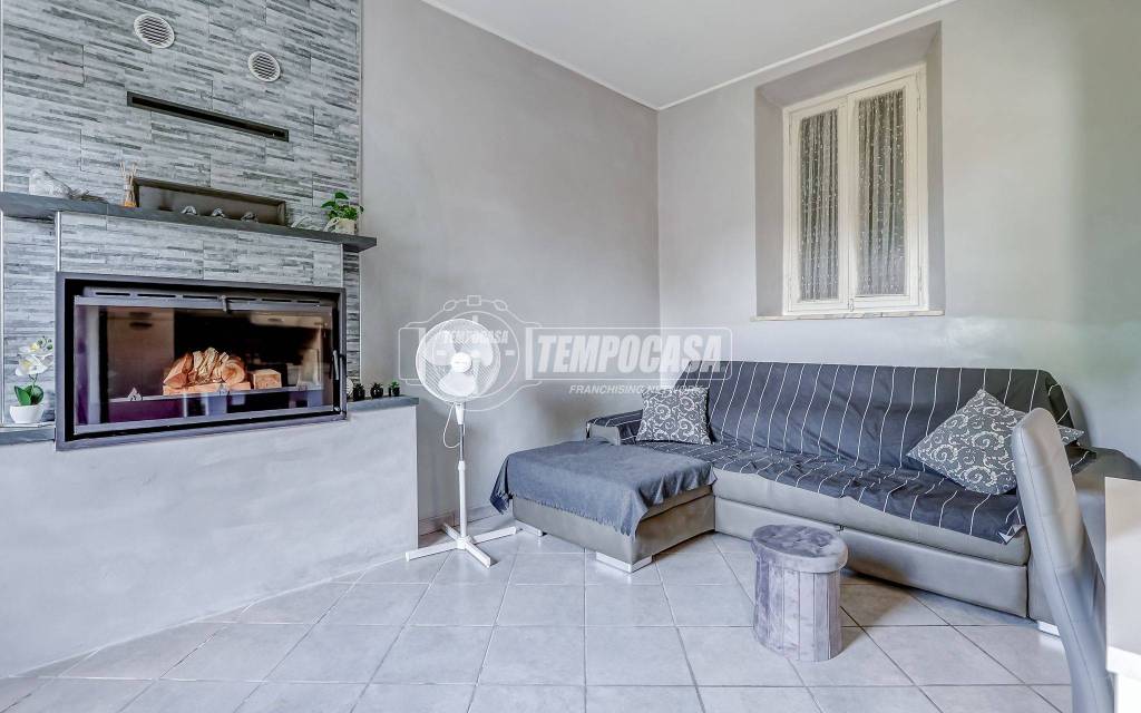 casa indipendente in vendita a Sesto Calende in zona Sant'Anna