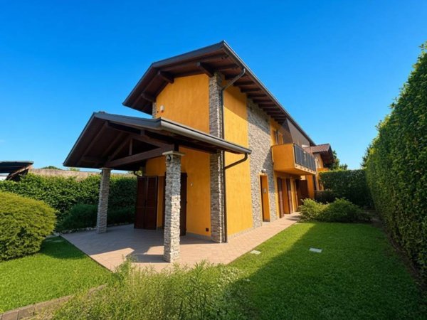 casa indipendente in vendita a Sesto Calende